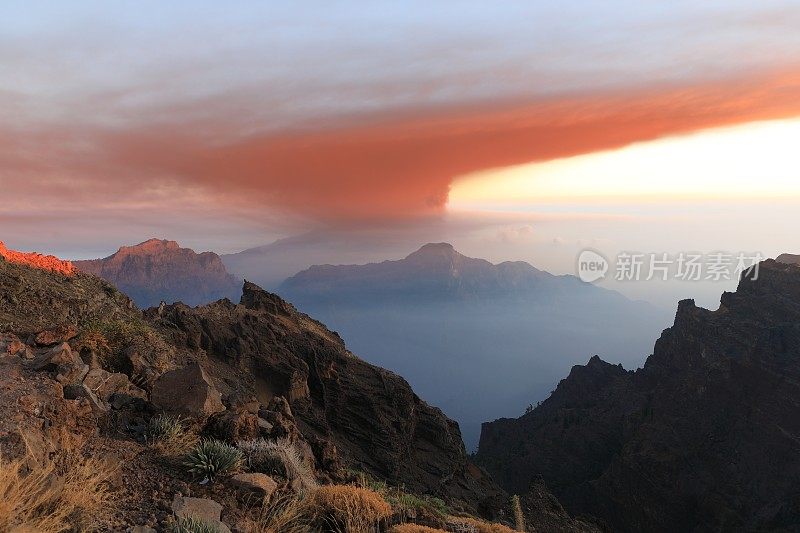 火山从La Palma喷发，Cumbre Vieja fumarole，从Roque de los Muchachos看。巨大的喷发柱驱逐10 /15/2021